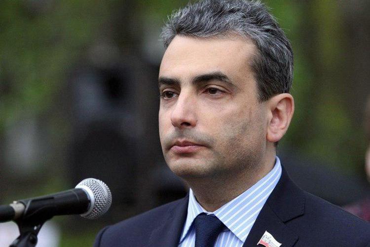 Миллион рублей за "неуважение власти к народу". Депутат предлагает штрафовать политиков и чиновников
