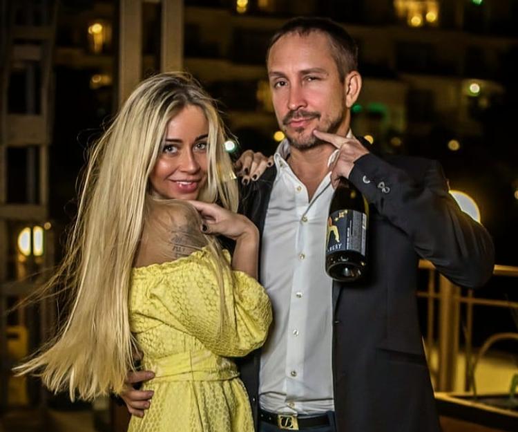 Мать певца Данко обвинила его новую пассию в краже креста стоимостью в 30 миллионов