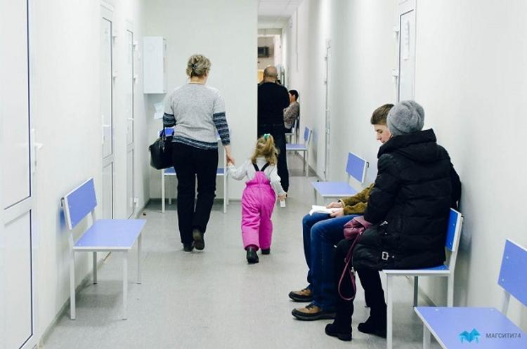 Плечо подставив медицине