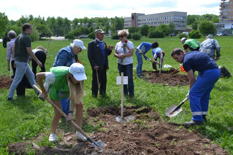В Кирово-Чепецке высадили яблоневую аллею в память о героях-освободителях