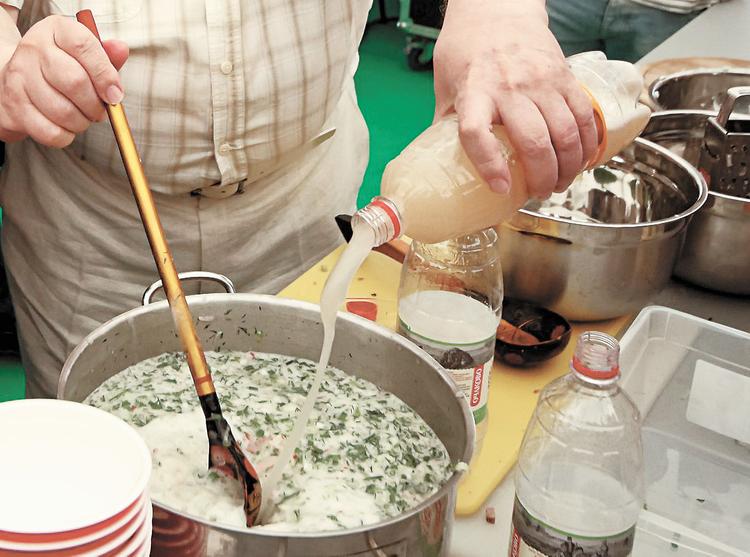 Англичане изучают русскую кухню