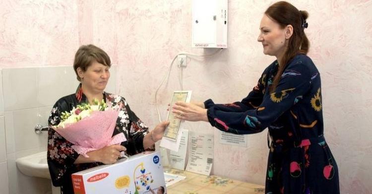 В роддоме Южно-Сахалинска начали выдавать свидетельства о рождении