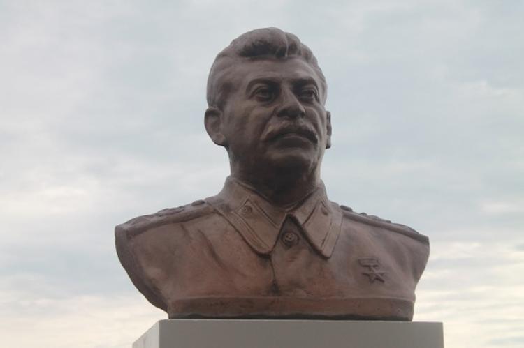 Житель Хабаровского края самостоятельно установил памятник Сталину