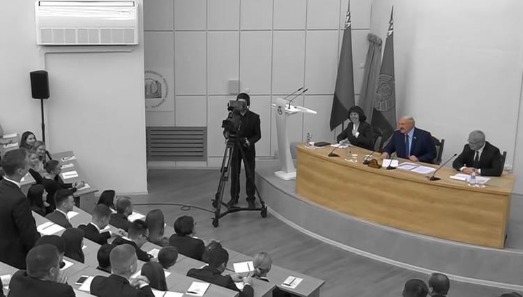 Лукашенко признался, что главный оппозиционер называет его папой