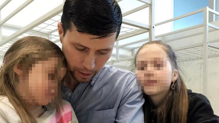 Укравшего из приемной семьи дочерей хабарвочанина отпустил суд Польши