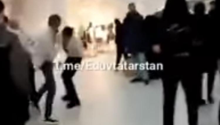 Видео избиения посетителя торгового центра охранниками появилось в сети