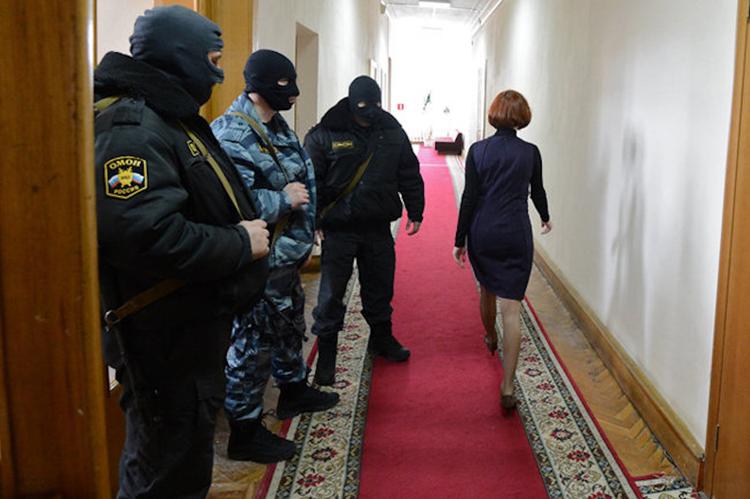 Правоохранители изъяли документы в кабинетах правительства Хабаровского края