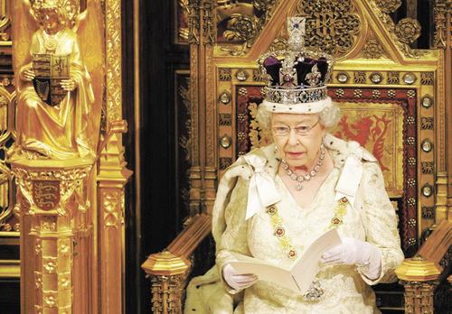 Из-за коронавируса королева Англии может оставить трон