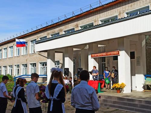 Олег Валенчук поздравил школьников села Лаж с Днем знаний