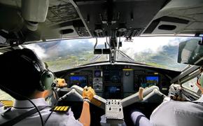 Самолет Sukhoi Superjet 100 с треснувшим лобовым стеклом сел во Владивостоке