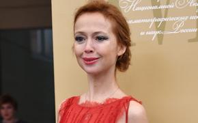 Фигура 44-летней актрисы Елены Захаровой в обтягивающем блестящем платье восхитила поклонников