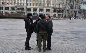 В Москве начали проверку после того, как полицейский ударил нарушителя самоизоляции