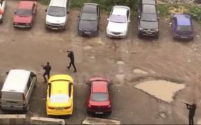 После стрельбы на юге Москвы полиция разыскивает пять автомобилей, в одном из них - раненый, второго нашли на месте ЧП