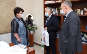 Депутаты-единороссы приобрели для школьников ноутбуки