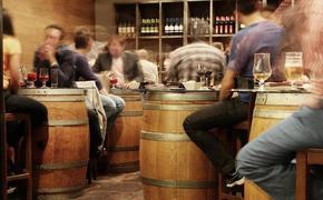 Депутаты Мосгордумы приняли закон о запрете продажи алкоголя в барах и кафе менее 20 кв. м