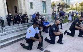 «Это унизительно», российские полицейские о поступке американских коллег, вставших на колено в знак солидарности с протестующими