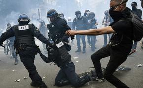 RT публикует фото из Парижа и Лондона, где в ходе акций протеста начались беспорядки 