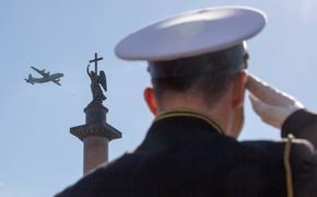 В Калининграде поощрили девушку, потерявшую туфлю во время парада 