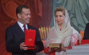 Дмитрий Медведев и его жена получат дипломатические паспорта