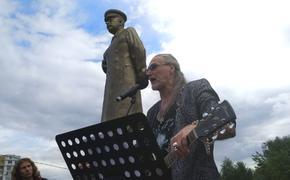 «Быть добру на Бору!»: Никита Джигурда выступил в Нижегородской области возле памятника Сталину