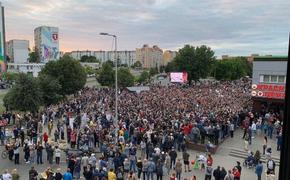 Бойцы ОМОНа замечены при входе в здание государственной Белтелерадиокомпании в Минске