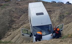 В Крыму пассажирский микроавтобус упал с обрыва