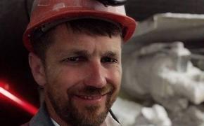 Белорусский шахтер приковал себя наручниками в шахте. Он требует от власти прекратить насилие, запугивание и похищения людей