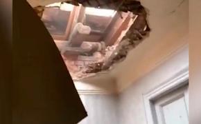 Рабочий вместе с потолком рухнул на москвичку