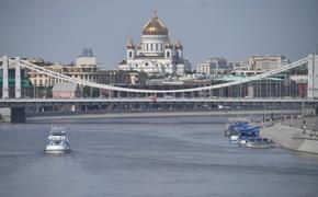 Баржа повредила Крымский мост в Москве