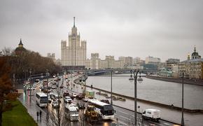 Власти Москвы: необычная зеленая вода в Москва-реке появилась из-за ремонта в доме