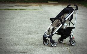 Во дворе жилого дома в Татарстане нашли брошенного в коляске ребенка