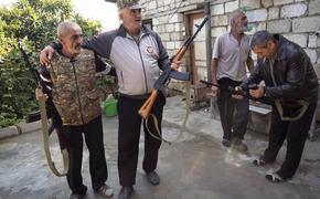 Армия обороны Карабаха раздает автоматы Калашникова армянскому населению