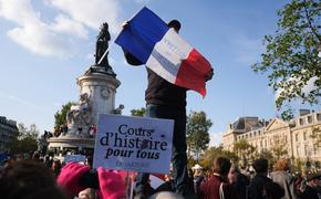 Во Франции в ответ на убийство учителя планируют издать книгу карикатур для лицеев