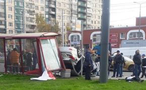 В Петербурге автомобиль протаранил остановку. Иномарка на большой скорости снесла людей, ожидавших автобуса