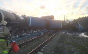 Во Владимирской области в результате схода поезда с рельсов погиб человек. Площадь разлива мазута - более 12 тысяч кв. метров