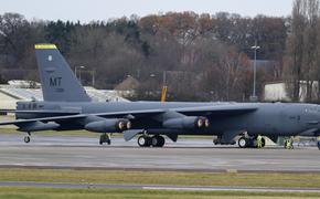 У американского стратегического бомбардировщика B-52 в полете отказал двигатель