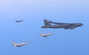 Американские стратегические бомбардировщики B-52 провели облет Персидского залива