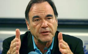 Американский режиссер Оливер Стоун привился российской вакциной против коронавируса COVID-19
