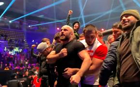 Бойцы ММА устроили драку на Fight Nights.  В клетку забежали сторонники бойцов и началась массовая битва