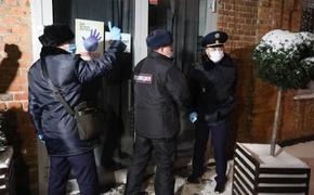 Сотрудникам полиции пришлось выламывать дверь работавшего после полуночи ресторана