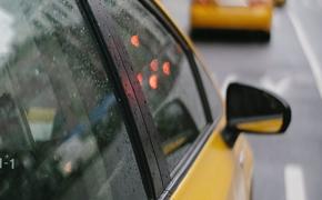 Агрегаторов такси в Москве попросили не поднимать стоимость поездок в праздники