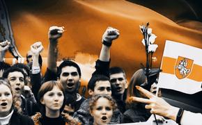 Белорусы выступили в поддержку бело-красно-белого флага