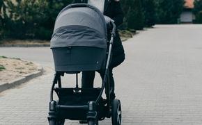 В Воронеже на коляску с младенцем из окна выпал мужчина 
