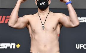Россиянин Александр Волков нокаутировал Алистара Оверима в главном поединке UFC в США