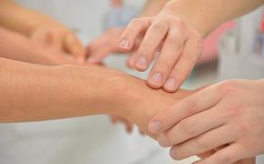 Названы ранние симптомы артрита кистей рук