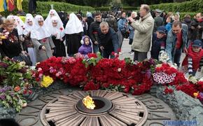 В Одессе произошла потасовка во время возложения цветов к памятнику Неизвестному матросу