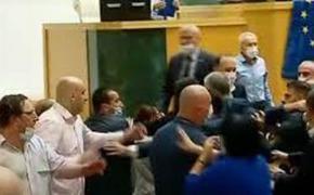 Журналисты и политики подрались в здании парламента Грузии