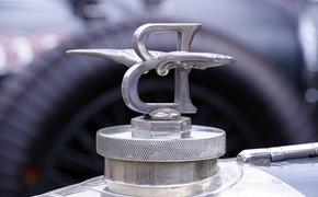 В Москве полиция изучает видео, как блогер везет на крыше автомобиля Bentley привязанную девушку