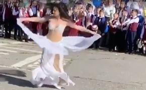 Танец живота: за что травят учительницу из Хабаровска 