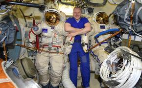 Российские космонавты Новицкий и Дубров провели в открытом космосе семь часов